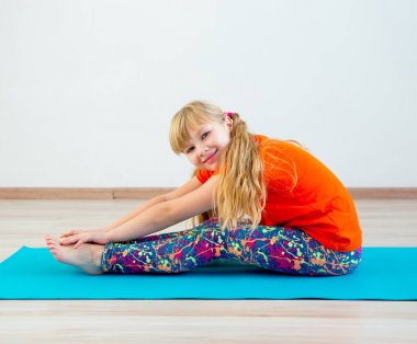 Kız egzersizleri yapıyor