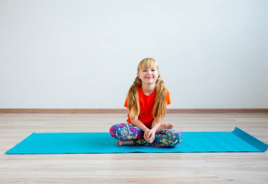 Kız egzersizleri yapıyor