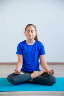 Kız egzersizleri yapıyor