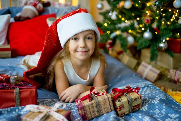 Kinderen vieren kerstmis — Stockfoto