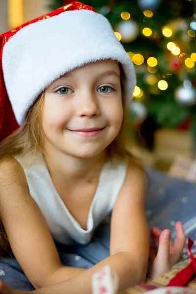 Kinderen vieren kerstmis — Stockfoto