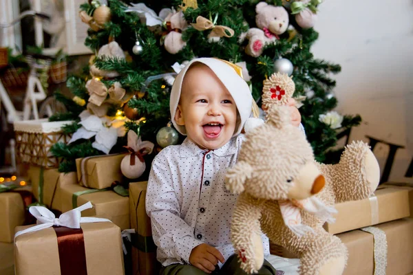 Crianças comemorando o Natal — Fotografia de Stock