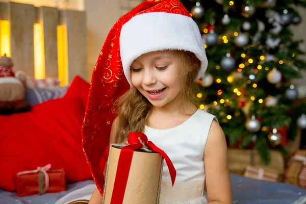 Meisje vieren van Kerstmis — Stockfoto