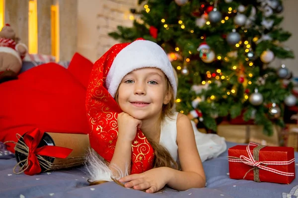 Дівчина святкування Різдва — стокове фото