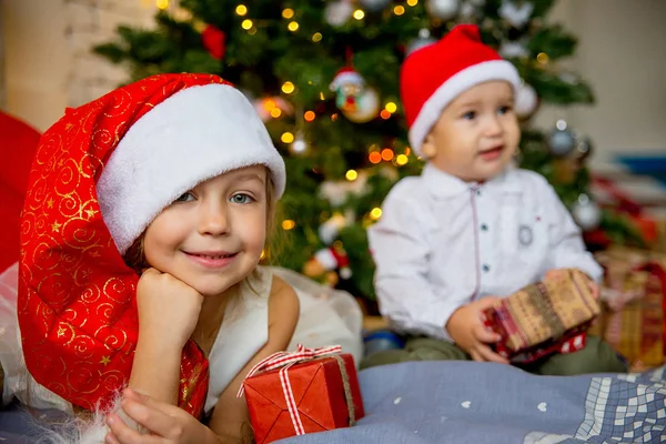 Crianças comemorando o Natal — Fotografia de Stock