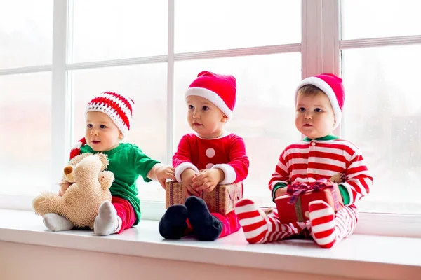 Crianças comemorando o Natal — Fotografia de Stock