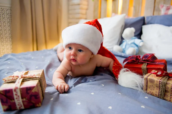 Bambino in un cappello di Natale — Foto Stock