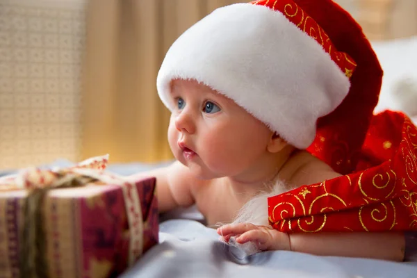 Bébé dans un chapeau de Noël — Photo