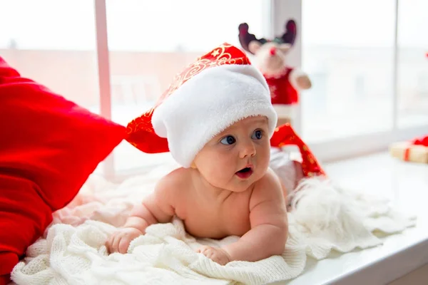 Bebê em um chapéu de Natal — Fotografia de Stock