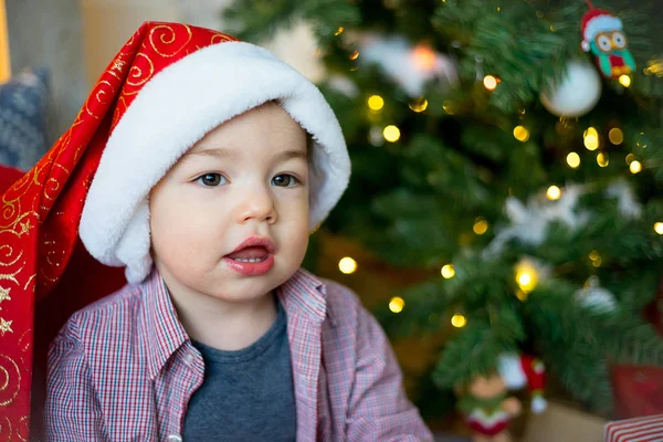 Bebê em um chapéu de Natal — Fotografia de Stock