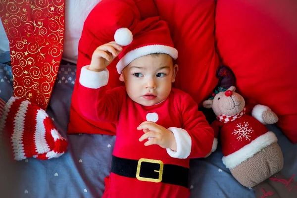 Bebê em um chapéu de Natal — Fotografia de Stock