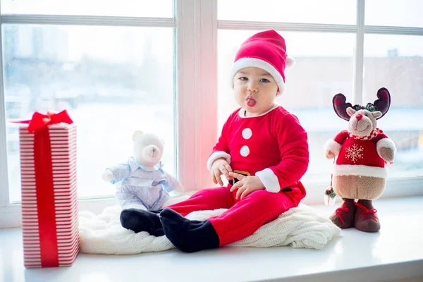 Bebê em um chapéu de Natal — Fotografia de Stock