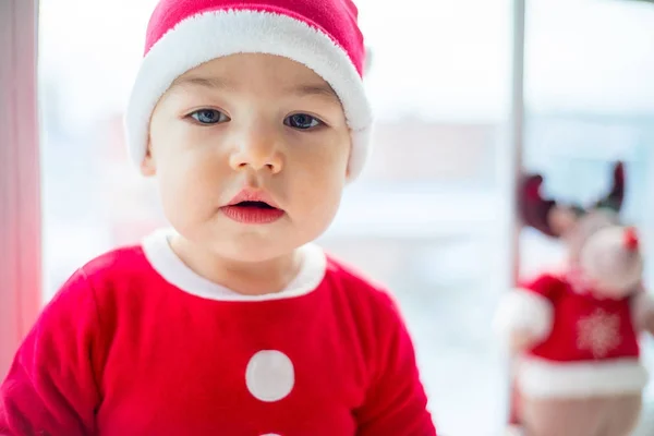 Bebê em um chapéu de Natal — Fotografia de Stock