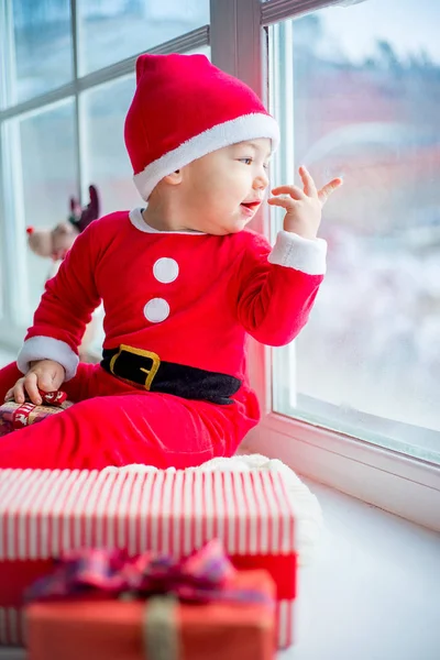 Bebê em um chapéu de Natal — Fotografia de Stock