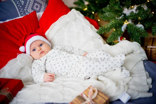 Bambino in un cappello di Natale — Foto Stock