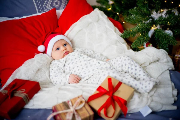 Bebek yılbaşı şapkası