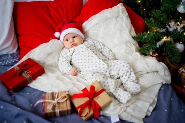 Bebê em um chapéu de Natal — Fotografia de Stock