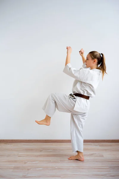 Karate ragazza formazione — Foto Stock