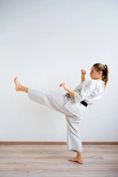 Karate dziewczyna szkolenia — Zdjęcie stockowe