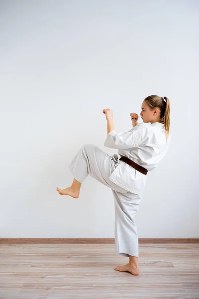 Karate ragazza formazione — Foto Stock