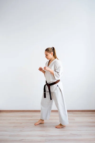 Karate ragazza formazione — Foto Stock