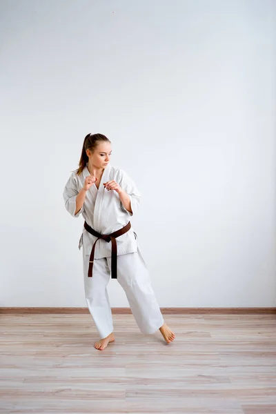 Karate ragazza formazione — Foto Stock