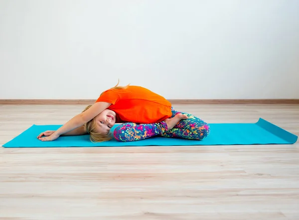 Menina fazendo exercícios — Fotografia de Stock