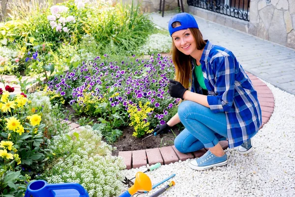 Wanita muda berkebun — Stok Foto