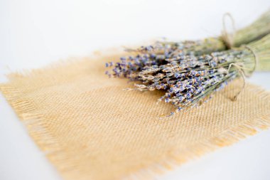 Masaya lavanta çiçek