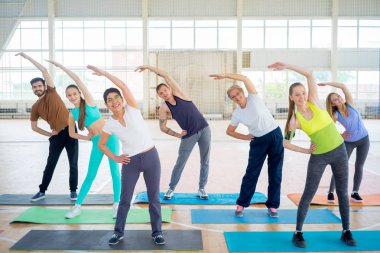 Bir grup insan bir spor salonunda