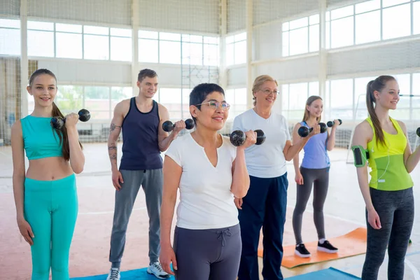 Gruppe von Menschen in einer Turnhalle — Stockfoto