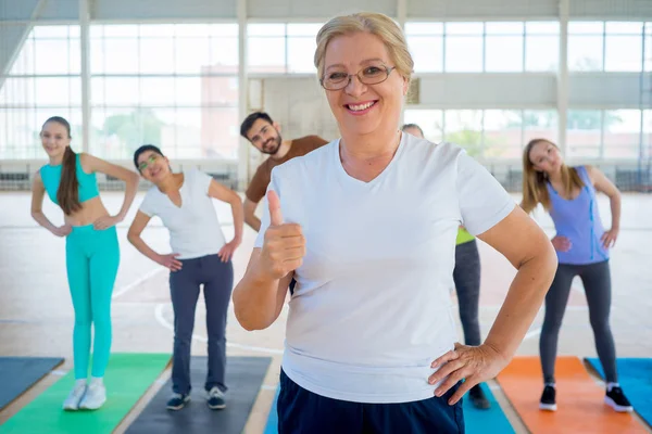 Gruppe von Menschen in einer Turnhalle — Stockfoto