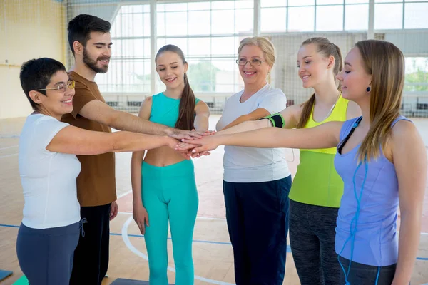 Gruppe von Menschen in einer Turnhalle — Stockfoto