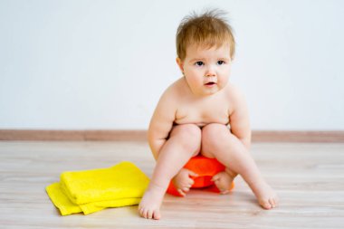 Bir lazımlık üzerinde oturan bebek