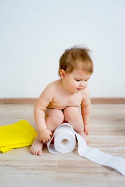 Bir lazımlık üzerinde oturan bebek