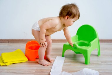 Bir lazımlık üzerinde oturan bebek
