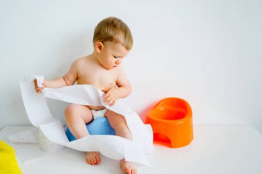 Bir lazımlık üzerinde oturan bebek