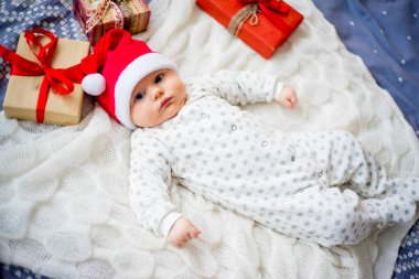 Bebek yılbaşı şapkası