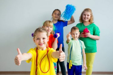 Çocuklar egzersizleri yapıyor