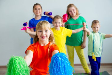 Çocuklar egzersizleri yapıyor