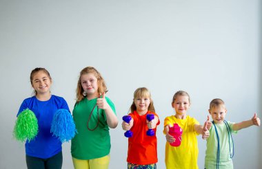 Çocuklar egzersizleri yapıyor