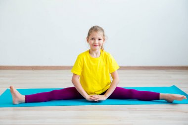 Kız egzersizleri yapıyor