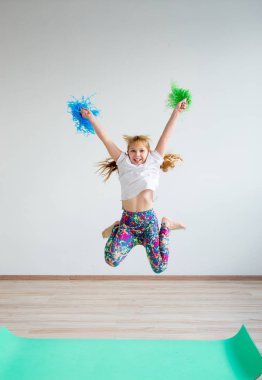 Kız egzersizleri yapıyor