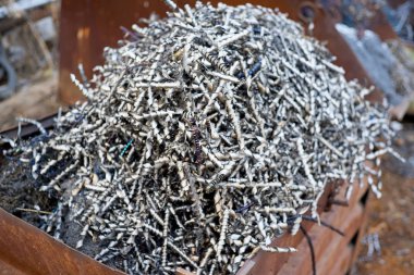 Metal fiş yığını