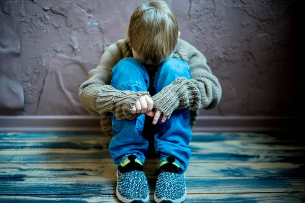 Abuso de crianças em casa — Fotografia de Stock