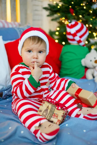 Bebês comemorando o Natal — Fotografia de Stock