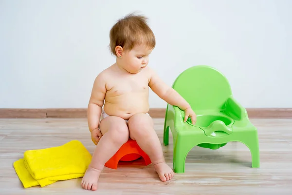 婴孩坐在便盆 — 图库照片
