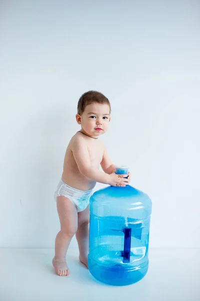 水筒付きの赤ちゃん — ストック写真