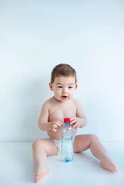带着水瓶的婴儿 — 图库照片