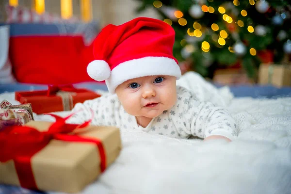 Vauva jouluhatussa — kuvapankkivalokuva